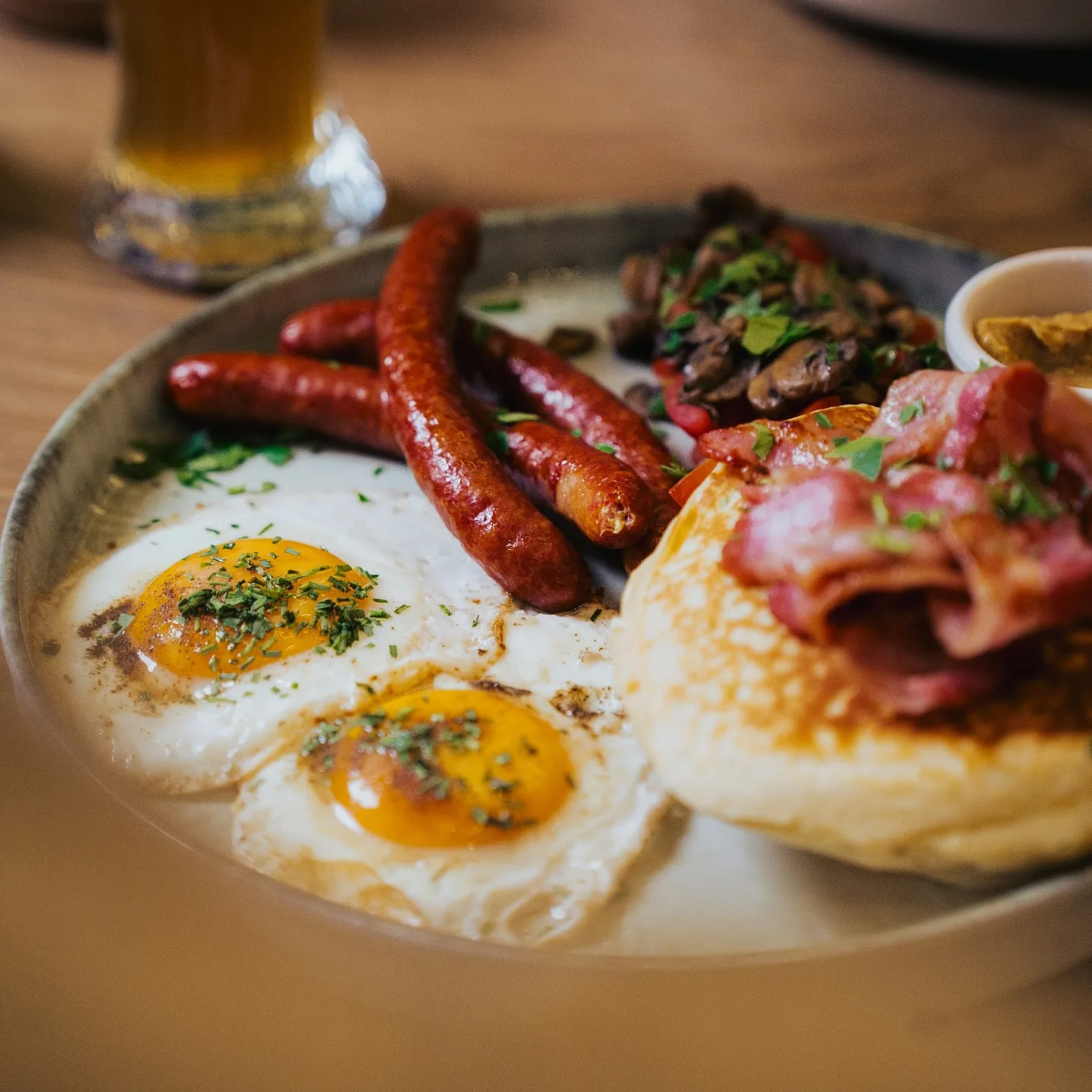Großes Frühstück mit Spiegeleiern, Pancakes, Bacon und Bratwürsten im BALŪ Nürnberg
