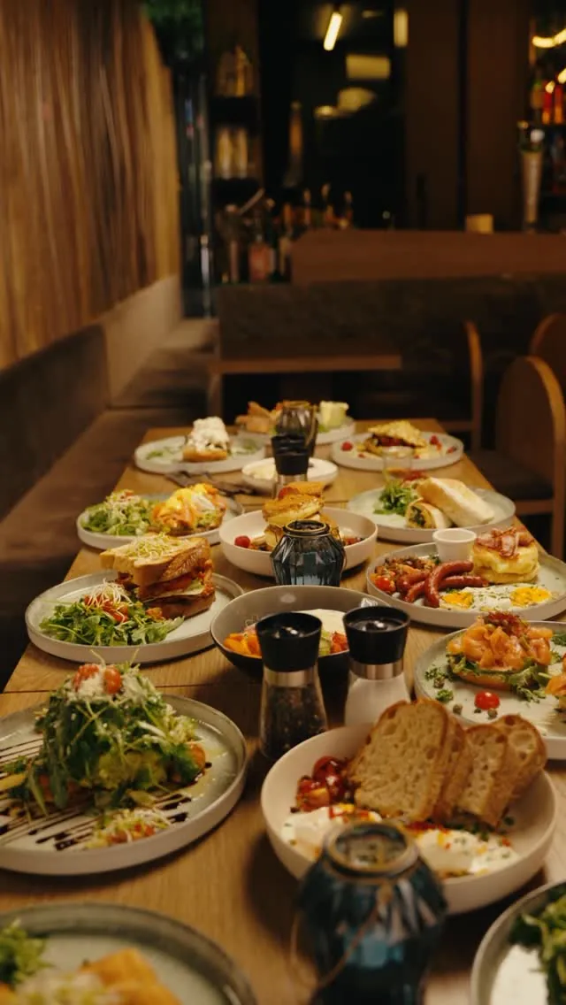 Gedeckter Frühstückstisch im BALŪ Nürnberg