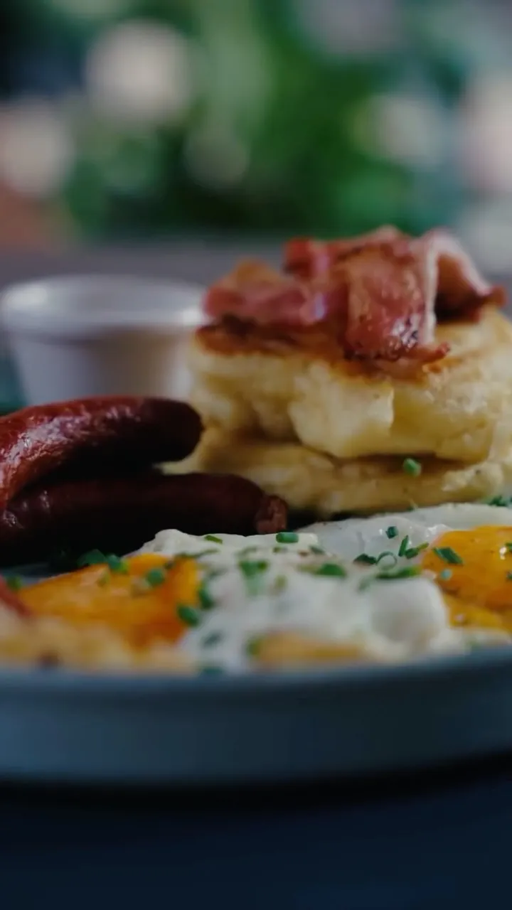 Pancakes mit Bacon, Spiegelei und Bratwürsten im BALŪ Nürnberg