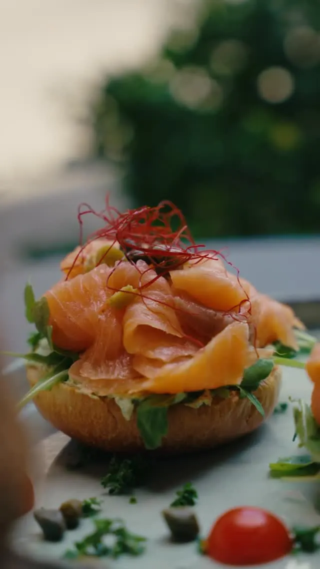 Bagel mit Räucherlachs und Chilifäden im BALŪ Nürnberg