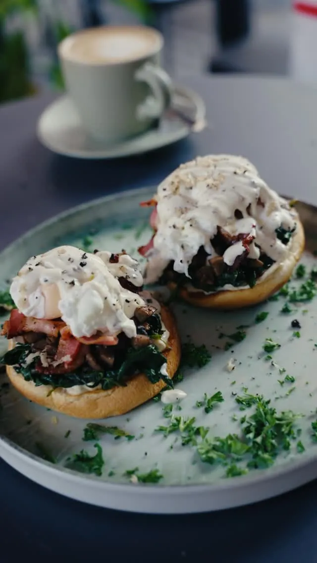 Eggs Benedict mit Spinat, Bacon und Kaffee im BALŪ Nürnberg