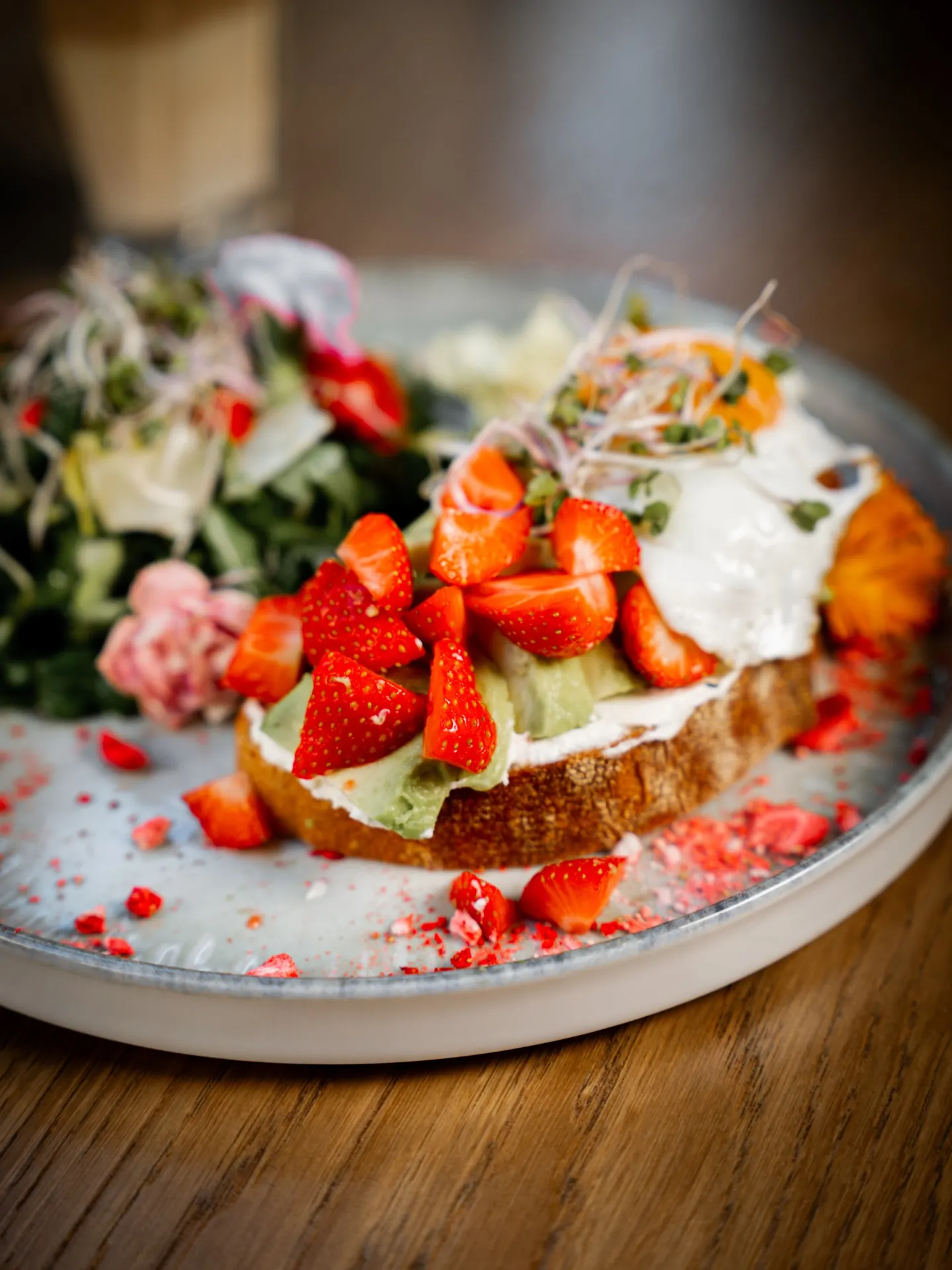 Sauerteigbrot mit Avocado, Erdbeeren, Frischkäse und Spiegelei im BALŪ Nürnberg