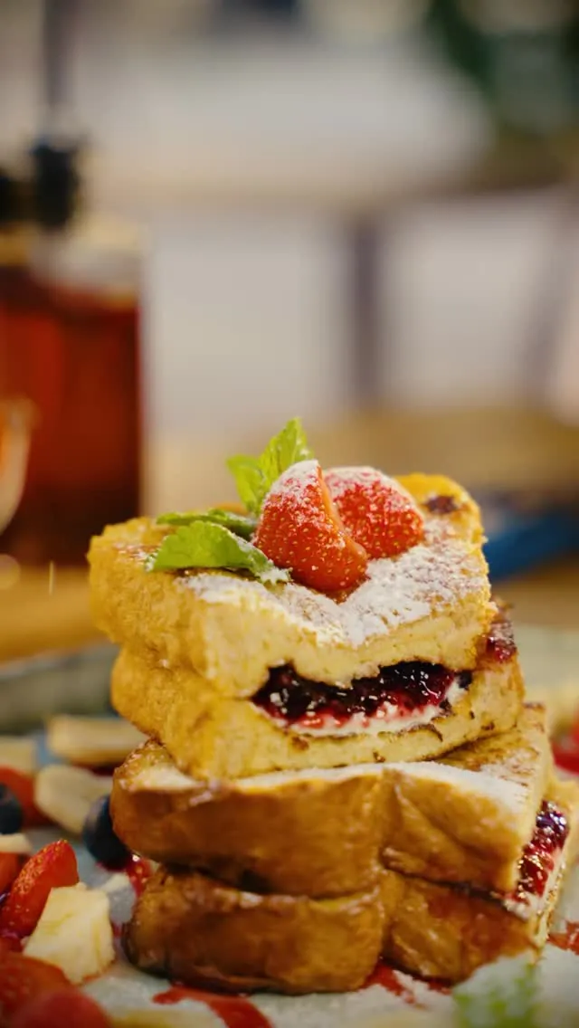 French Toast mit Erdbeeren, Minze und Puderzucker im BALŪ Nürnberg