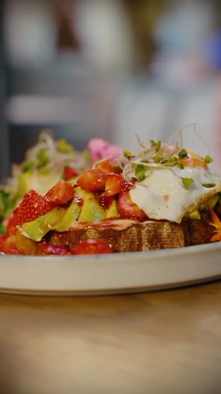 Sauerteigbrot mit Avocado, Erdbeeren und Spiegelei im BALŪ Nürnberg