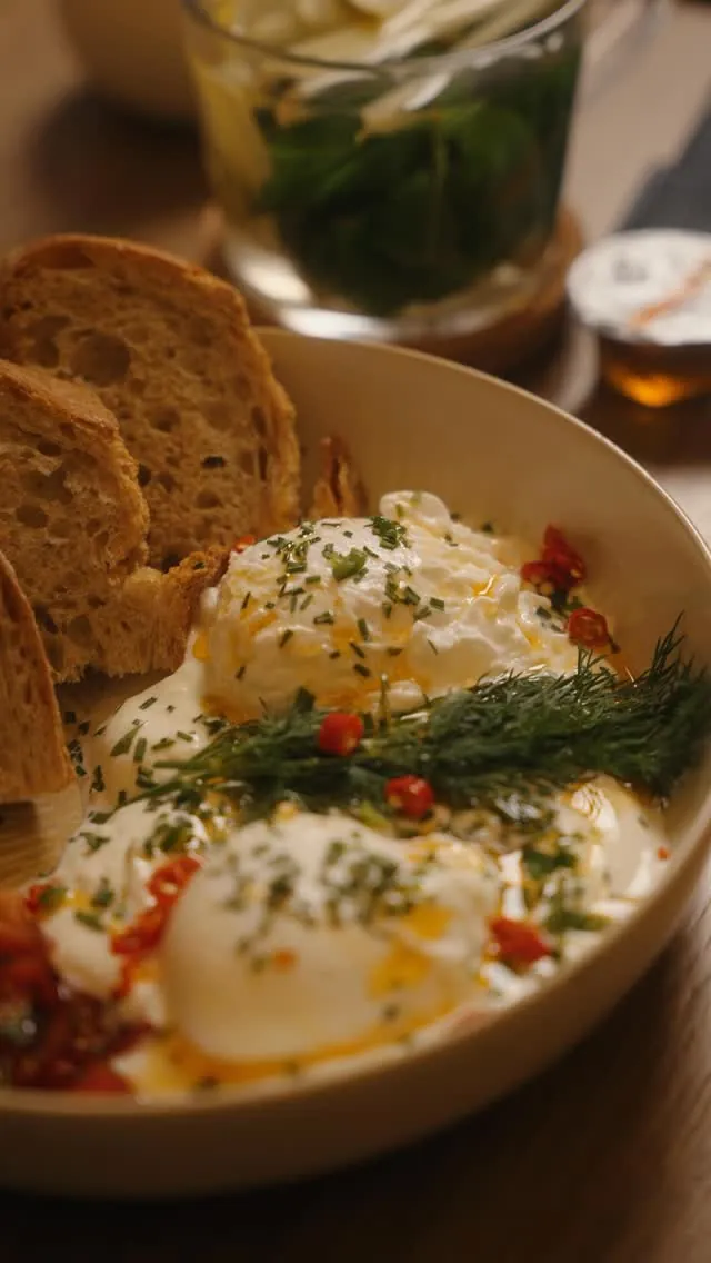 Shakshuka-Bowl mit Joghurt, Dill und frischem Brot im BALŪ Nürnberg