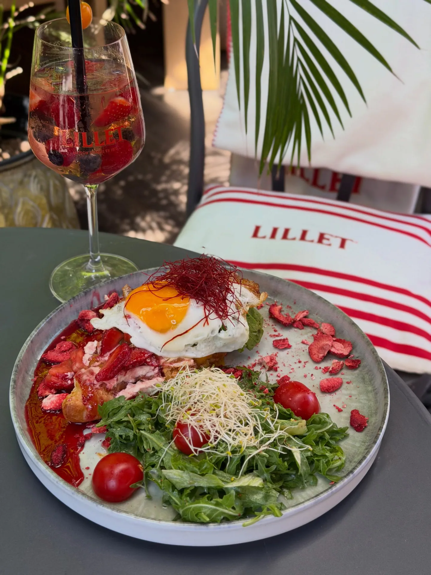 Erdbeer-French-Toast mit Spiegelei, Salat und Lillet Spritz auf der Terrasse des BALŪ Nürnberg