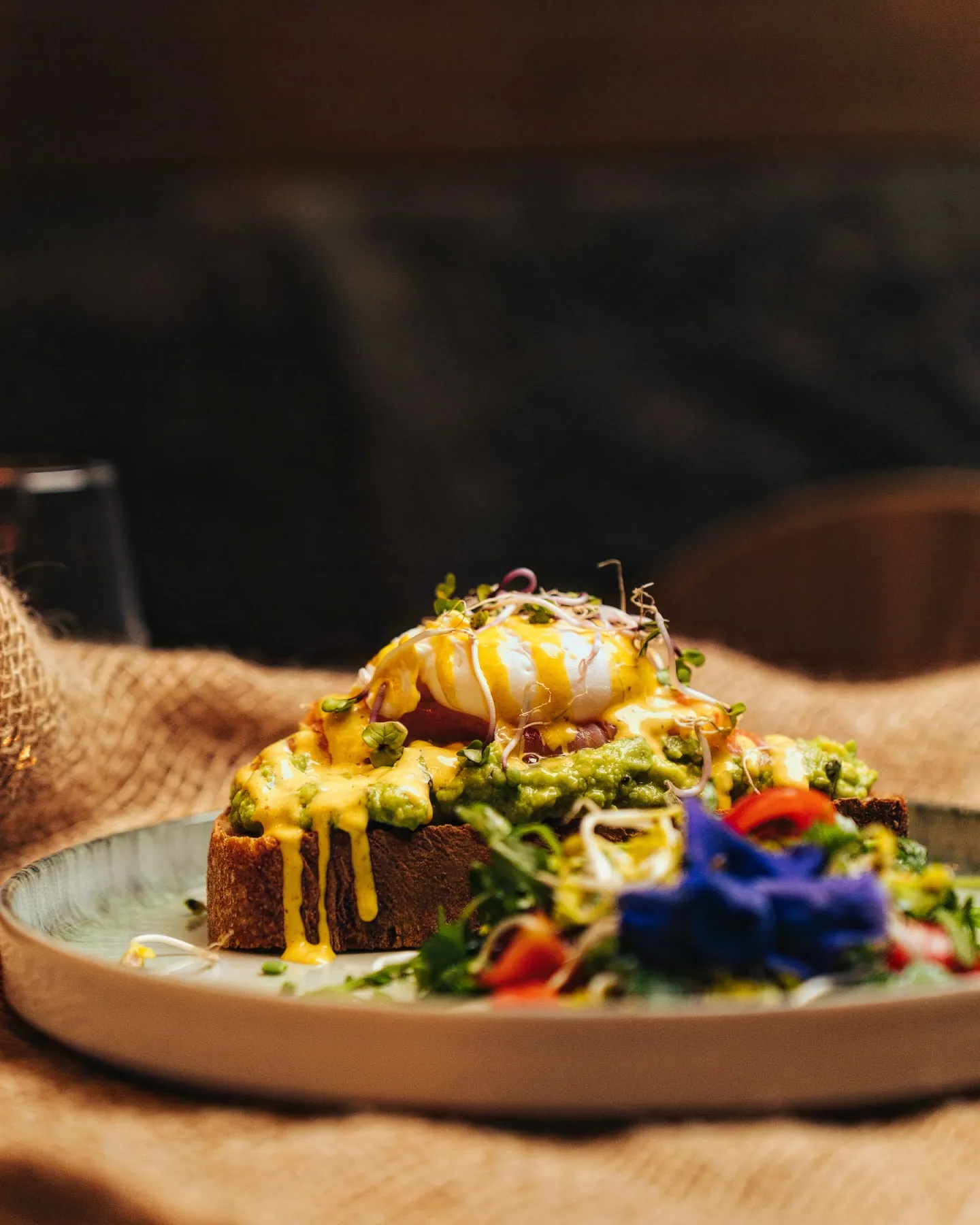 Avocado-Brot mit pochiertem Ei und Hollandaise im BALŪ Nürnberg