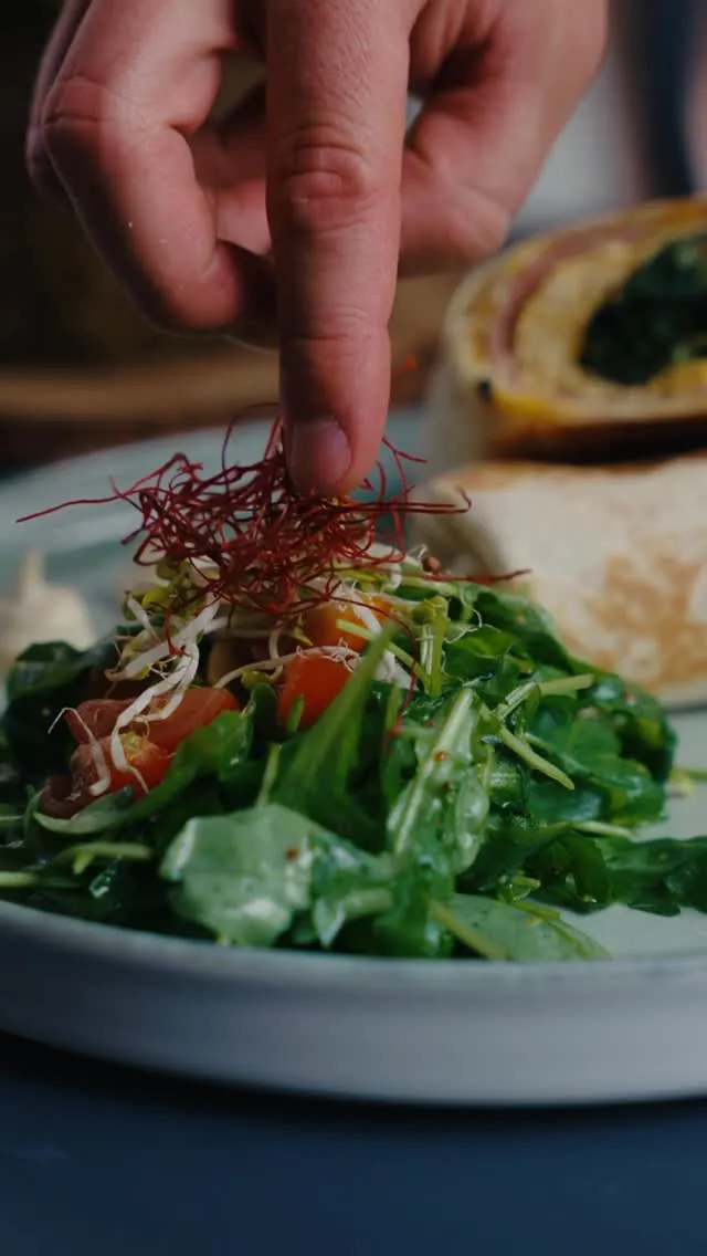 Frischer Salat wird im BALŪ Nürnberg angerichtet