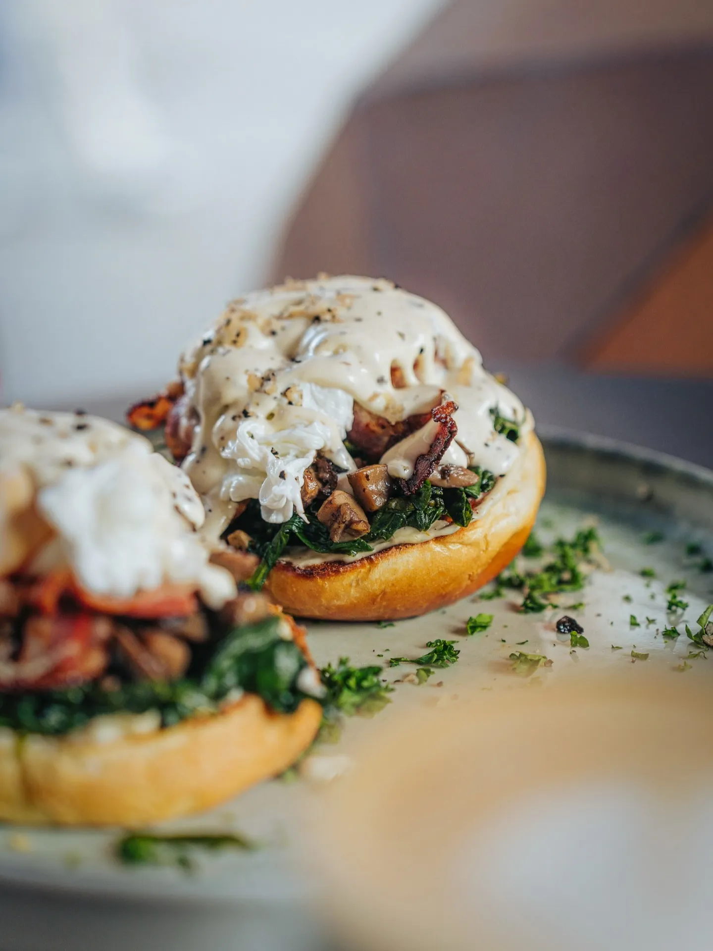 Eggs Benedict mit Bacon, Spinat und Pilzen im BALŪ Nürnberg